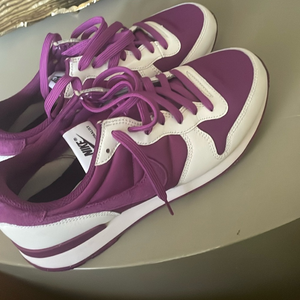 NIKE Internationalist women Suede Mesh Sneakers Purple and white Size 9